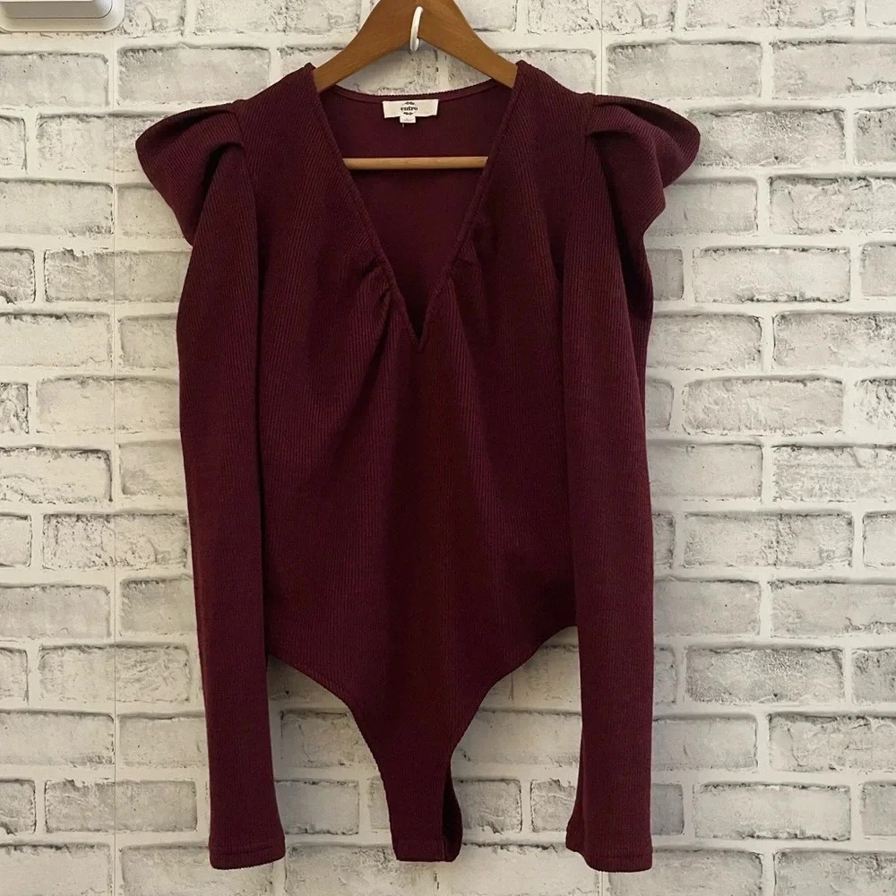 Women’s ENTRO maroon long sleeve sweater v-neck bodysuit Large